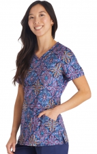 CK678 Cherokee Rounded V-Neck 3 Pocket Print Top - One In A Medallion